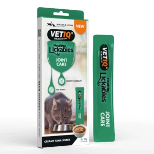 VETIQ Healthy Lickables Joint Care FOP - VETIQ Healthy+ VetIQ Healthy+ Lickables Joint Care cat treats box with a green pouch; shows a cat near a bowl of creamy tuna snacks.